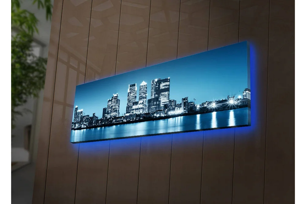 Lerretsbilde med LED-belysning 30x90 cm - Bysilhuett med moderne skyskrapere ved vannkanten v:5583161