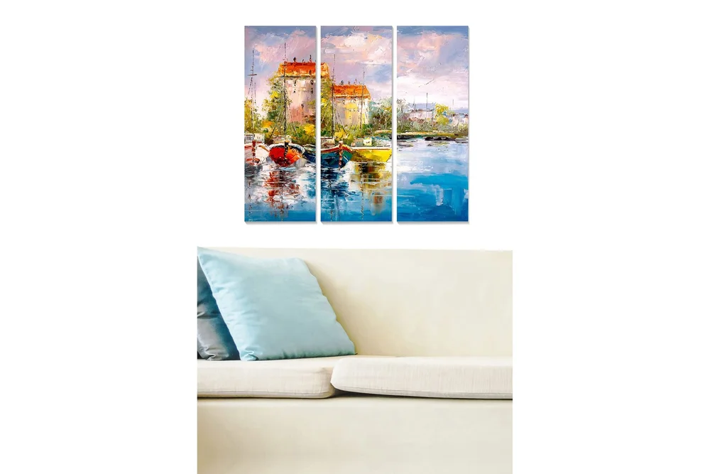Trelerretsbilde 3-delt 50x70 cm - Vakker havn med fargerike båter og pittoreske bygninger ved vannet v:7148222